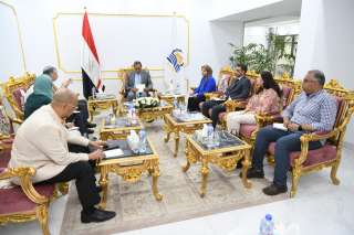  محافظ قنا يبحث مع مستشار منظمة...