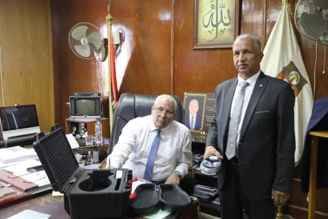 تعمل بتقنية النبضات الرنينية.. محافظة الوادي الجديد تتسلم ٩ أجهزة ضمن مبادرة مكافحة سوسة النخيل