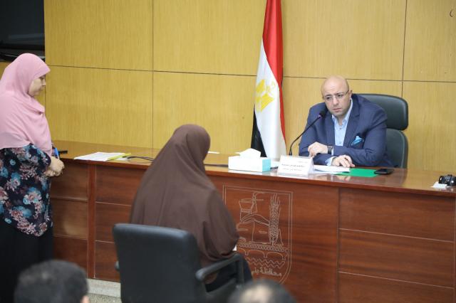 محافظ بني سويف يستمع إلي مشاكل المواطنين
