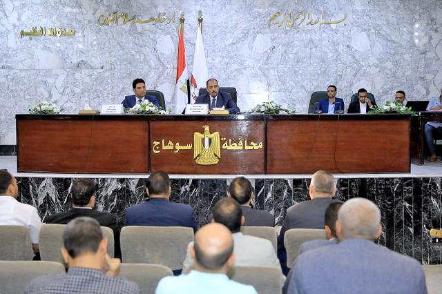 محافظ سوهاج خلال الاجتماع