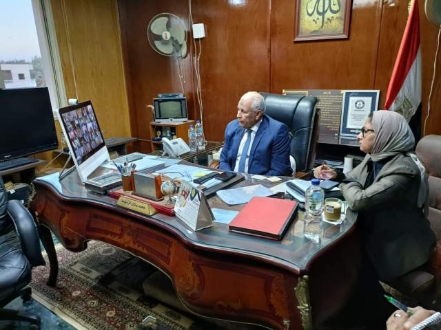 محافظ الوادي الجديد خلال الاجتماع