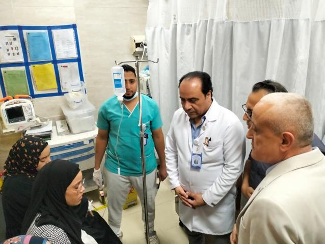 محافظ الأقصر يزور طالبات جامعة الأزهر