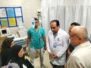 محافظ الأقصر يزور طالبات جامعة...