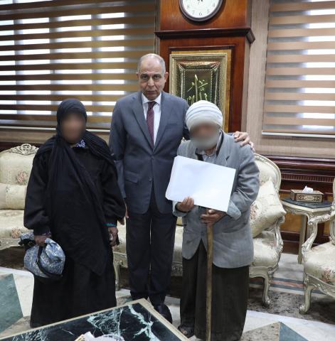 محافظ المنيا يسلم عقود وحدات سكنية