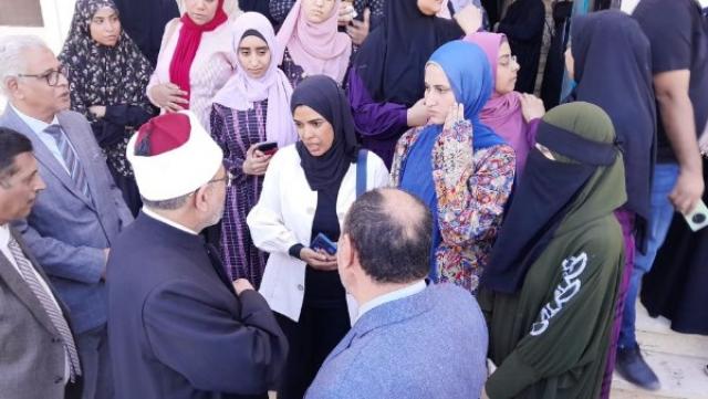 رئيس جامعة الأزهر مع طالبات المدينة الجامعية