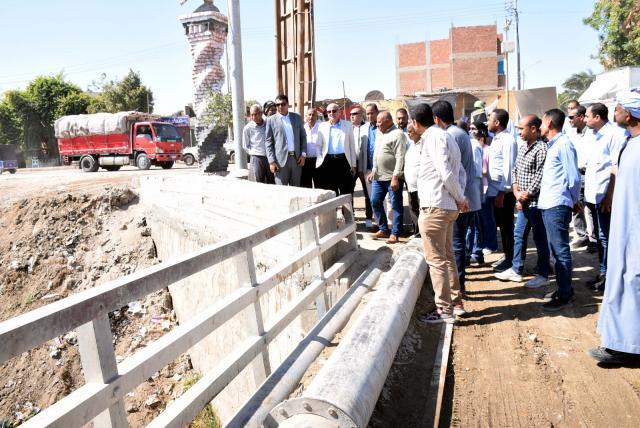 .محافظ الأقصر يتفقد كوبري مدخل قرية الدير
