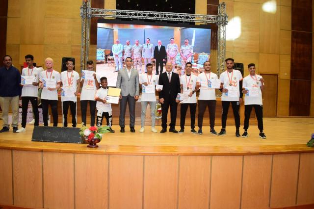 رئيس جامعة سوهاج والمتحدث العسكري يكرمان الطلاب