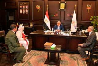 محافظ الأقصر يستقبل نقيب الأطباء...