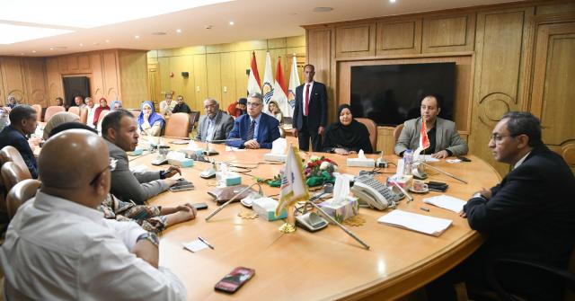 محافظ قنا يبحث مشاكل المواطنين