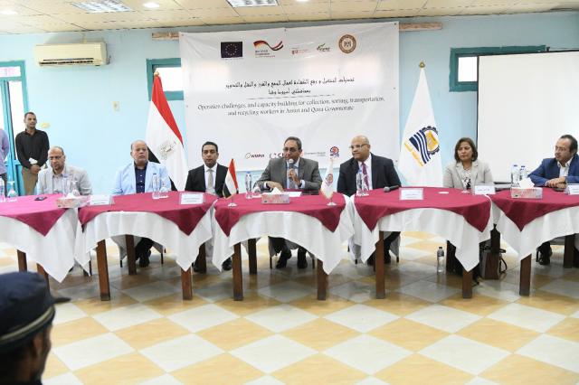 محافظ قنا خلال البرنامج التدريبي