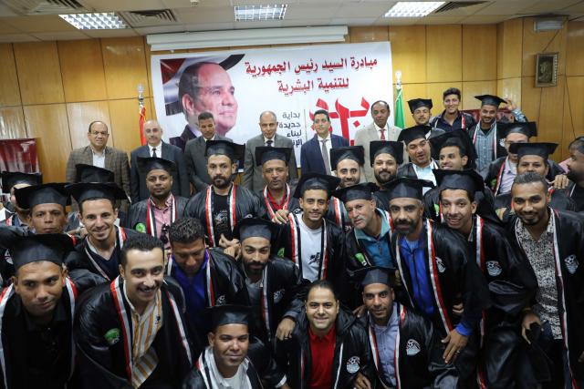 محافظ المنيا يسلم شهادات الرخصة الإفريقية