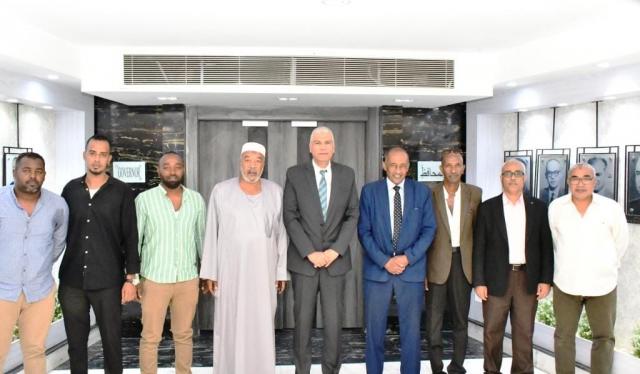محافظ أسوان يلتقي عددا من أهالي منطقة جبل تقوق