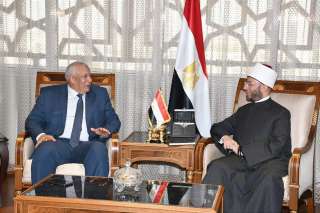 وزير الأوقاف يناقش مع محافظ...