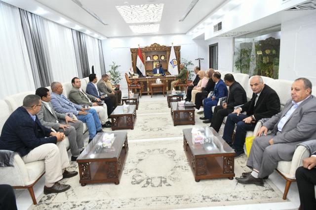 محافظ قنا يستقبل وفدا من حزب الريادة