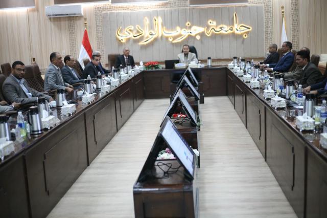 اجتماع مجلس جامعة جنوب الوادي