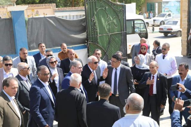 جولة محافظ الوادي الجديد ووفد المؤسسات الصحفية