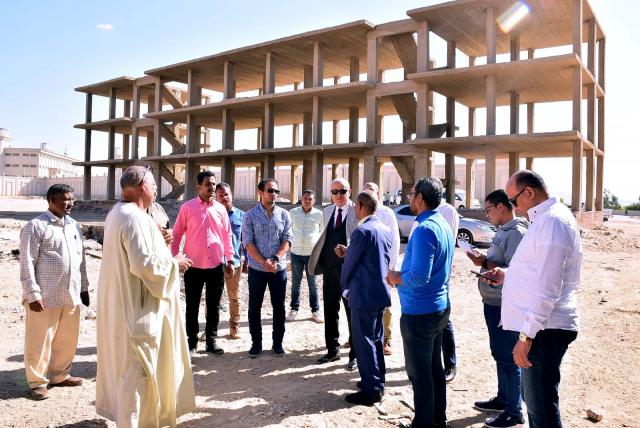 محافظ الأقصر يتفقد مشروع إسكان الرضوانية