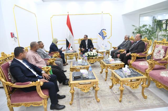 محافظ قنا يستقبل رئيس هيئة المساحة المصرية