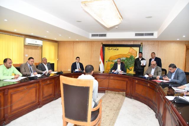 محافظ الفيوم يستمع لمطالب المواطنين..