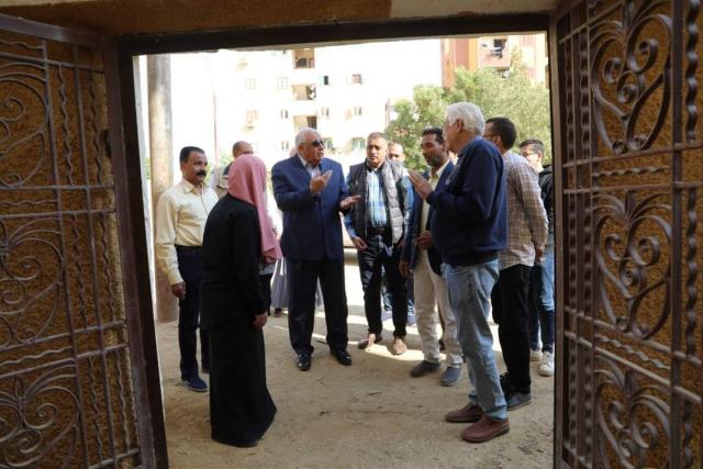 محافظ الوادي الجديد يتفقّد عددًا من المنشآت الحكومية لبحث حُسن استغلالها