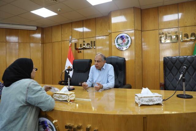 . محافظ المنيا يلتقي مع عدد من المواطنين