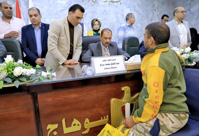 محافظ سوهاج يبحث مع مطالب المواكنين