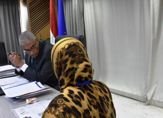 محافظ أسوان يسامع لمشاكل المواطنين