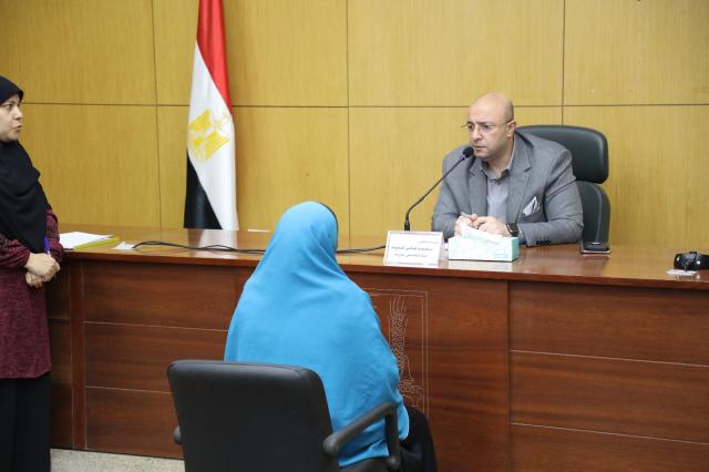 محافظ بني سويف مع المواطنين