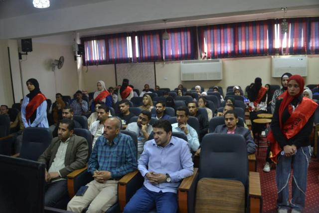 الحضور في الندوة