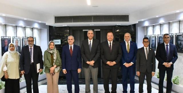 المحافظ ورئيس الهيئة العامة للإعتماد والرقابة