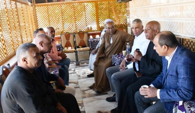 محافظ أسوان مع الأهالي علي المقهي