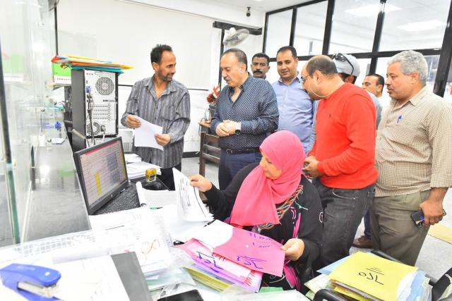 محافظ أسيوط يتفقد سير العمل بالمركز التكنولوجي