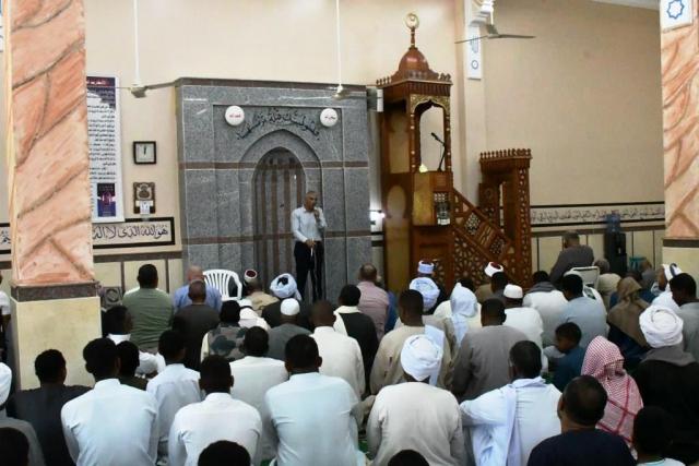 محافظ أسوان يؤدى صلاة الجمعة بمسجد أبو اليزيد