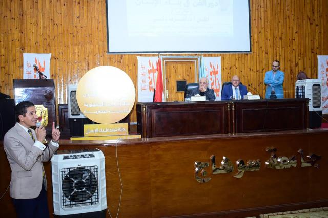 جانب من الندوة