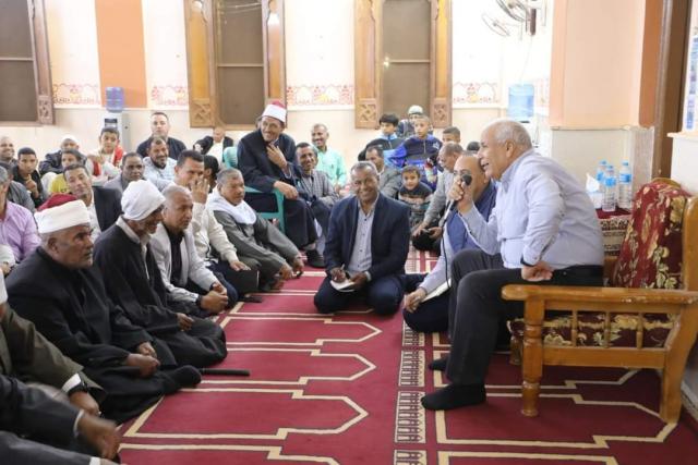 محافظ الوادي الجديد يستمع إلي مطالب المواطنين
