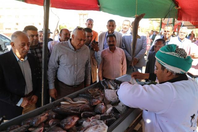 محافظ الوادي الجديد يتفقّد مبادرات بيع السلع الغذا