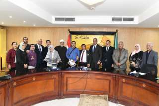 محافظ الفيوم يكرم ”الأب القدوة”...