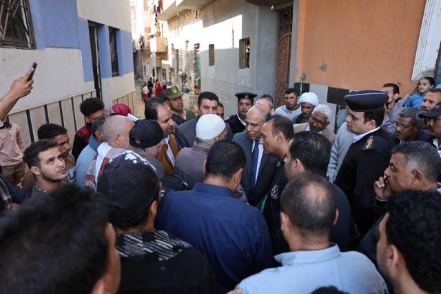 محافظ المنيا يتفقد مجمع خدمات” قرية زهرة”