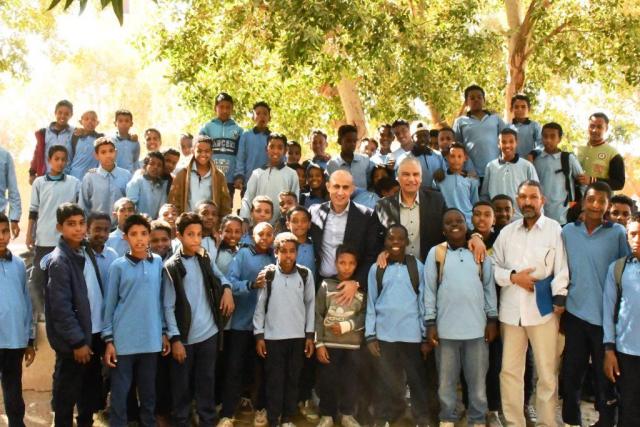 جولة وزير التربية والتعليم ومحافظ أسوان