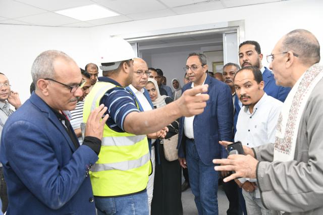 محافظ قنا يتفقد عددا من المشروعات الخدمية