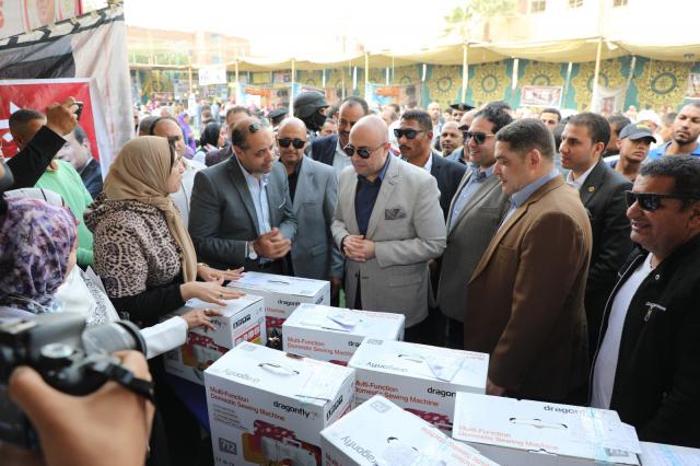 محافظ بني سويف يتابع أنشطة مبادرة "بداية "