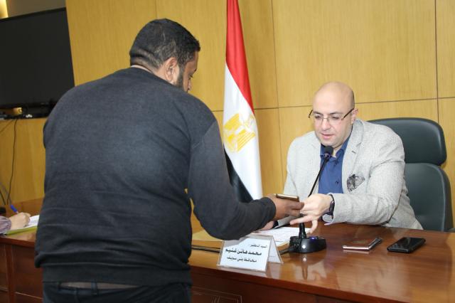محافظ بني سويف يستمع لمشاكل المواطنين