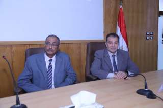 رئيس جامعة جنوب الوادى يسلم...