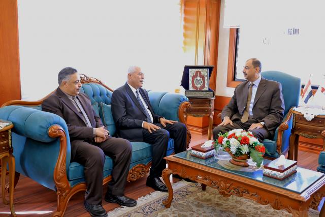 محافظ سوهاج يستقبل نقيب الزراعيين