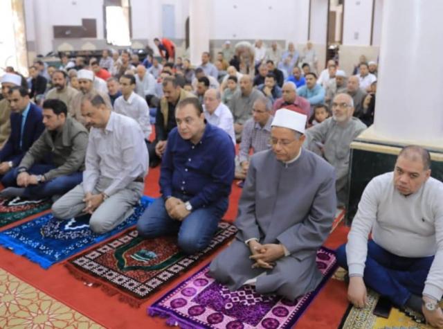 . محافظ سوهاج يؤدي صلاة الجمعة