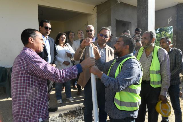 . محافظ قنا يتفقد مجمع مواقف مدينة قنا