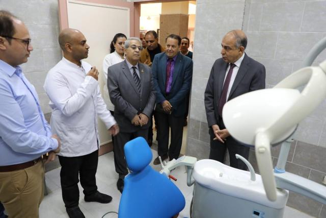 محافظ المنيا يفتتح مركز “طب الأسنان التخصصي”