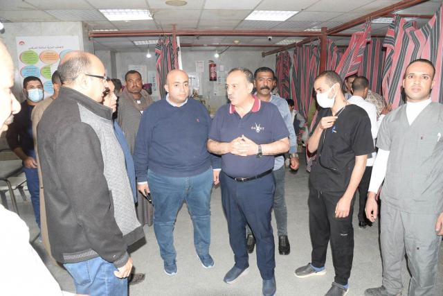 محافظ أسيوط يفاجئ مستشفى الغنايم المركزي