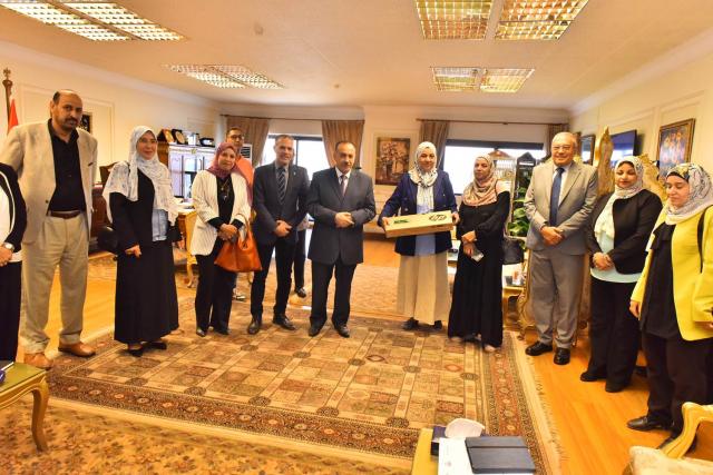محافظ أسيوط يسلم جهاز "لاب توب" لطالبة دار الشيماء
