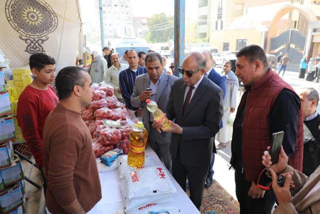 محافظ المنيا يفتتح منفذًا لبيع السلع الغذائية